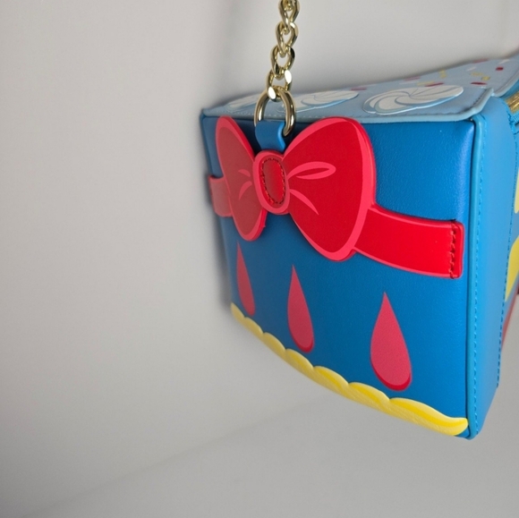 Loungefly disney Princess snow whites cake crossbody Snow White Chain Strap nwt - Picture 5 of 11